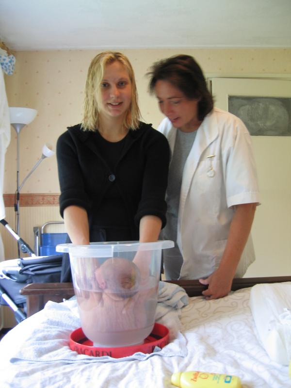 Merijn in de tummytub door Lizanne met Gaby toekijkend, geplaatst door papa Boudewijn op 2004-06-08