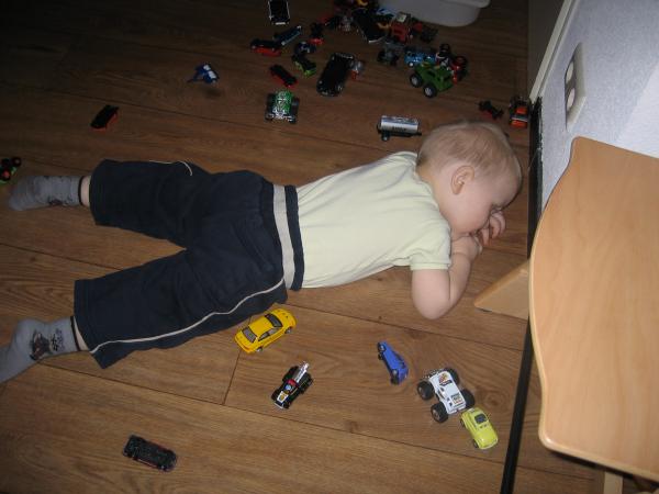 Jesse wil gaan slapen op de grond., geplaatst door mama Lizanne op 2007-05-25