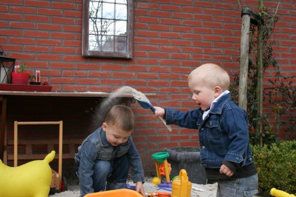 Merijn en Jesse met het zand aan het spelen., geplaatst door mama Lizanne op 2007-05-25