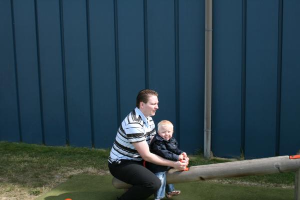 Papa en Jesse op de wip., geplaatst door mama Lizanne op 2007-05-25