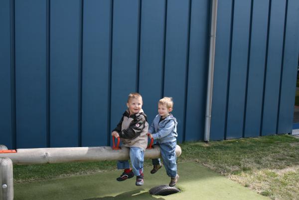 Merijn en Thijme op de wip., geplaatst door mama Lizanne op 2007-05-25