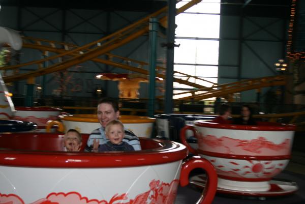 Merijn, Jesse en papa in de kop en schotels., geplaatst door mama Lizanne op 2007-05-25