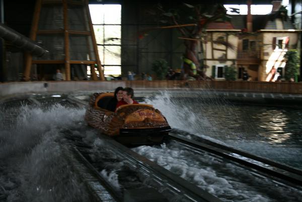 Lonneke en Bernard in de wildwaterbaan!, geplaatst door mama Lizanne op 2007-05-25