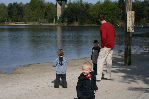 Merijn, Jesse, Thijme en Bernard aan het strandje op Center Parcs., geplaatst door mama Lizanne op 2007-05-25