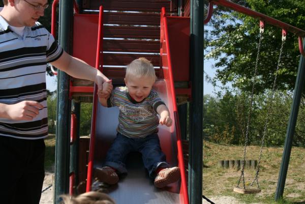 Jesse van de glijbaan., geplaatst door mama Lizanne op 2007-05-25