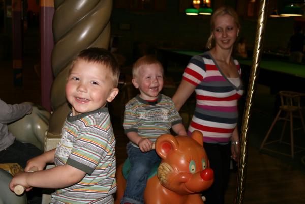 Merijn en Jesse op de paardjes in de draaimolen., geplaatst door mama Lizanne op 2007-05-25