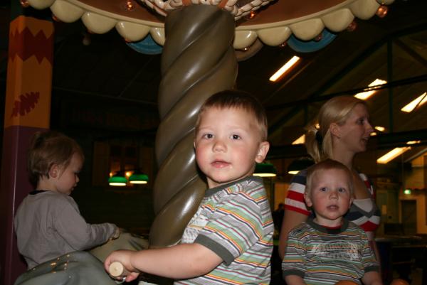 Merijn en Jesse op de paardjes in de draaimolen., geplaatst door mama Lizanne op 2007-05-25