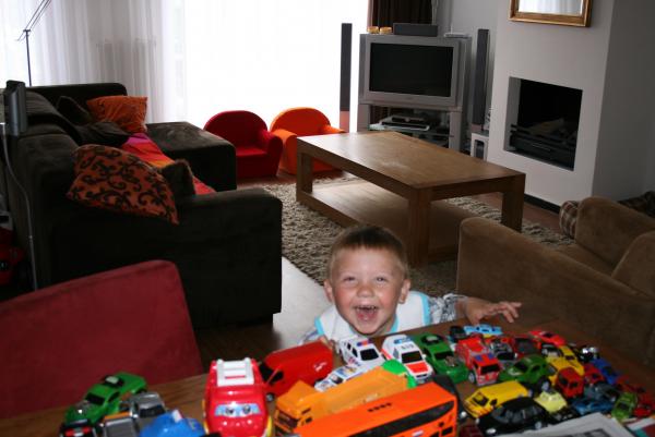 Merijn laat even zien hoe trots hij op al zijn auto`s is., geplaatst door mama Lizanne op 2007-05-25