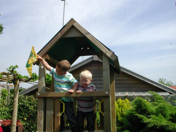 Merijn en Jesse in het speelhuisje bij Opa en Oma Janssen., geplaatst door mama Lizanne op 2007-05-25