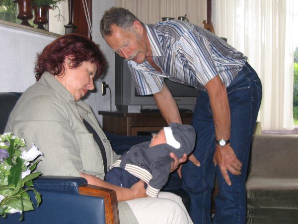 Merijn op schoot bij oudtante Carla en oudoom Theo toekijkend, geplaatst door papa Boudewijn op 2004-06-08