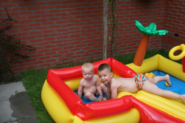 Merijn en Jesse in het speelbad., geplaatst door mama Lizanne op 2007-08-15