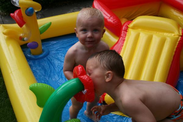 Merijn en Jesse in het speelbad., geplaatst door mama Lizanne op 2007-08-15