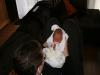 Alana bij papa op schoot., geplaatst door mama Lizanne op 2007-11-05