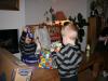 Merijn en Jesse kerstkado`s aan het uitpakken., geplaatst door mama Lizanne op 2007-12-26