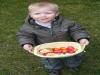 Jesse gaat buiten eieren zoeken op 1e Paasdag!, geplaatst door mama Lizanne op 2008-04-01