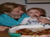 Mama en Alana pizza eten, geplaatst door mama Lizanne op 2009-03-16