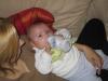 Merijn houd zelf zijn flesje vast., geplaatst door mama Lizanne op 2004-11-01