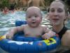 Merijn aan het zwemmen in Center Parcs met mama., geplaatst door mama Lizanne op 2004-11-15