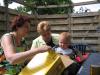 Ook de oma`s vonden het uitpakken erg spannend., geplaatst door mama Lizanne op 2005-05-31