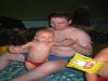 Jesse en papa in het zwembad., geplaatst door mama Lizanne op 2006-08-01