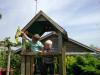 Merijn en Jesse in het speelhuisje bij Opa en Oma Janssen., geplaatst door mama Lizanne op 2007-05-25